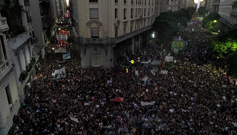 Argentina se movilizó en masa contra los recortes a la educación universitaria